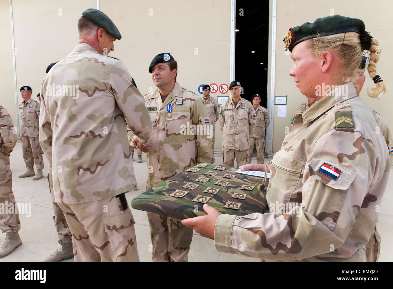 Niederländische Truppen in Uruzgan, Afghanistan erhalten die NATO-Medaille Stockfoto