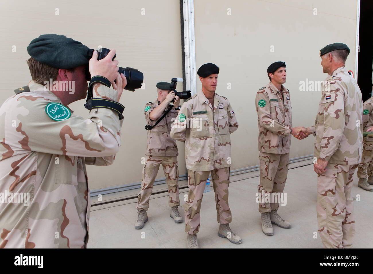 Niederländische Truppen in Uruzgan, Afghanistan erhalten die NATO-Medaille Stockfoto