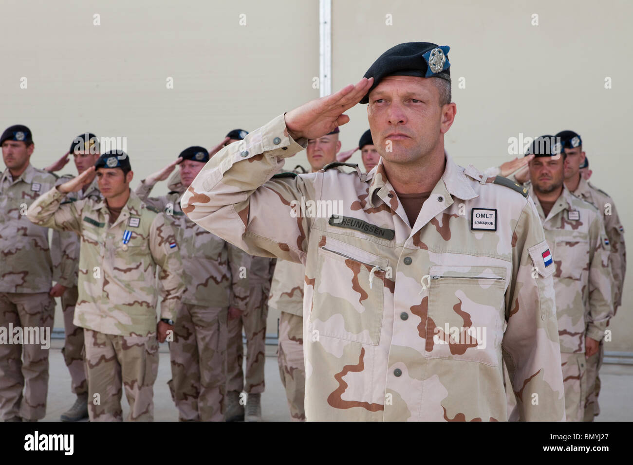 Niederländische Truppen in Uruzgan, Afghanistan erhalten die NATO-Medaille Stockfoto