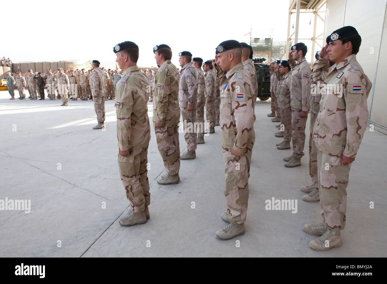 Niederländische Truppen in Uruzgan, Afghanistan erhalten die NATO-Medaille Stockfoto