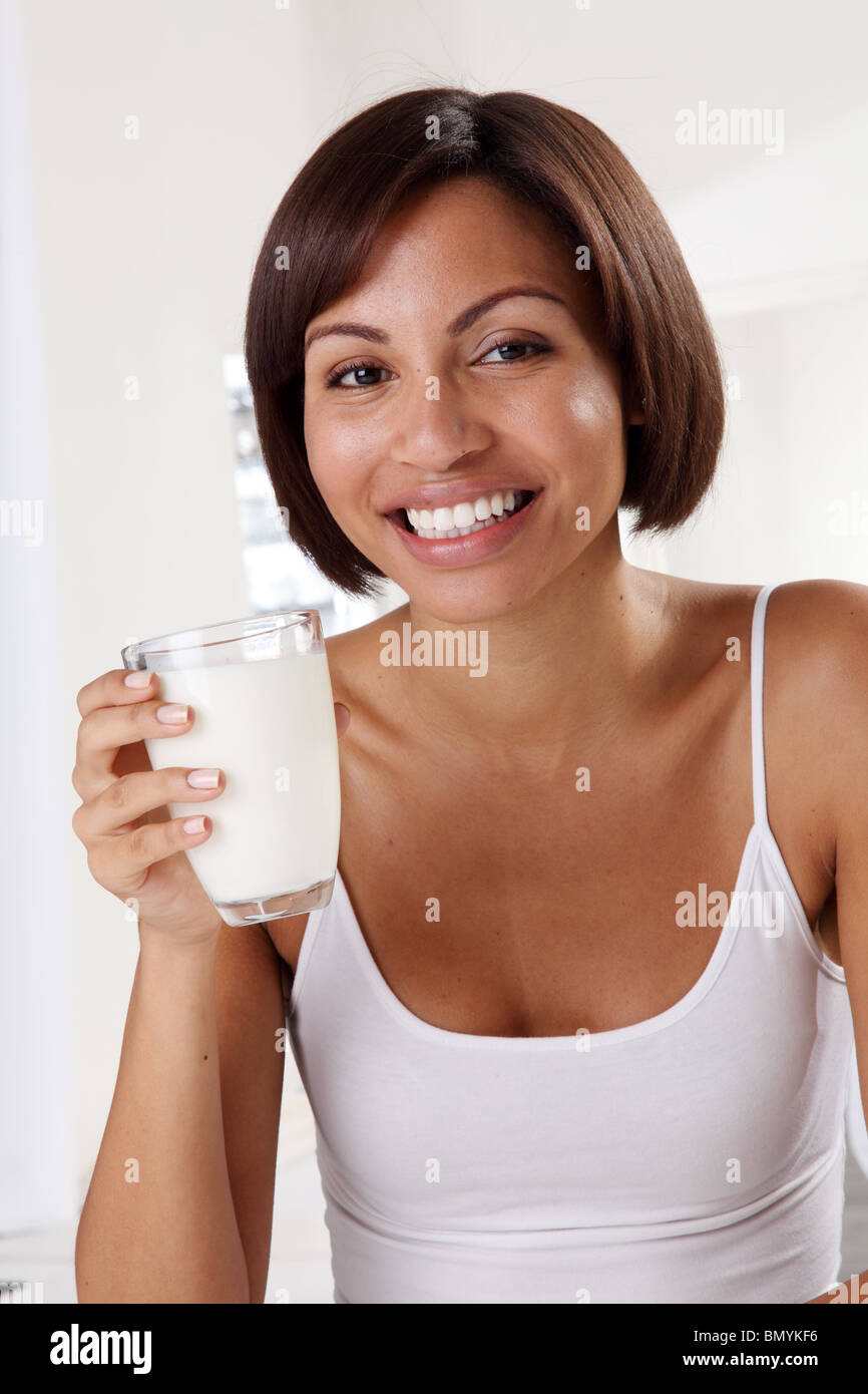 FRAU MIT GLAS MILCH Stockfoto