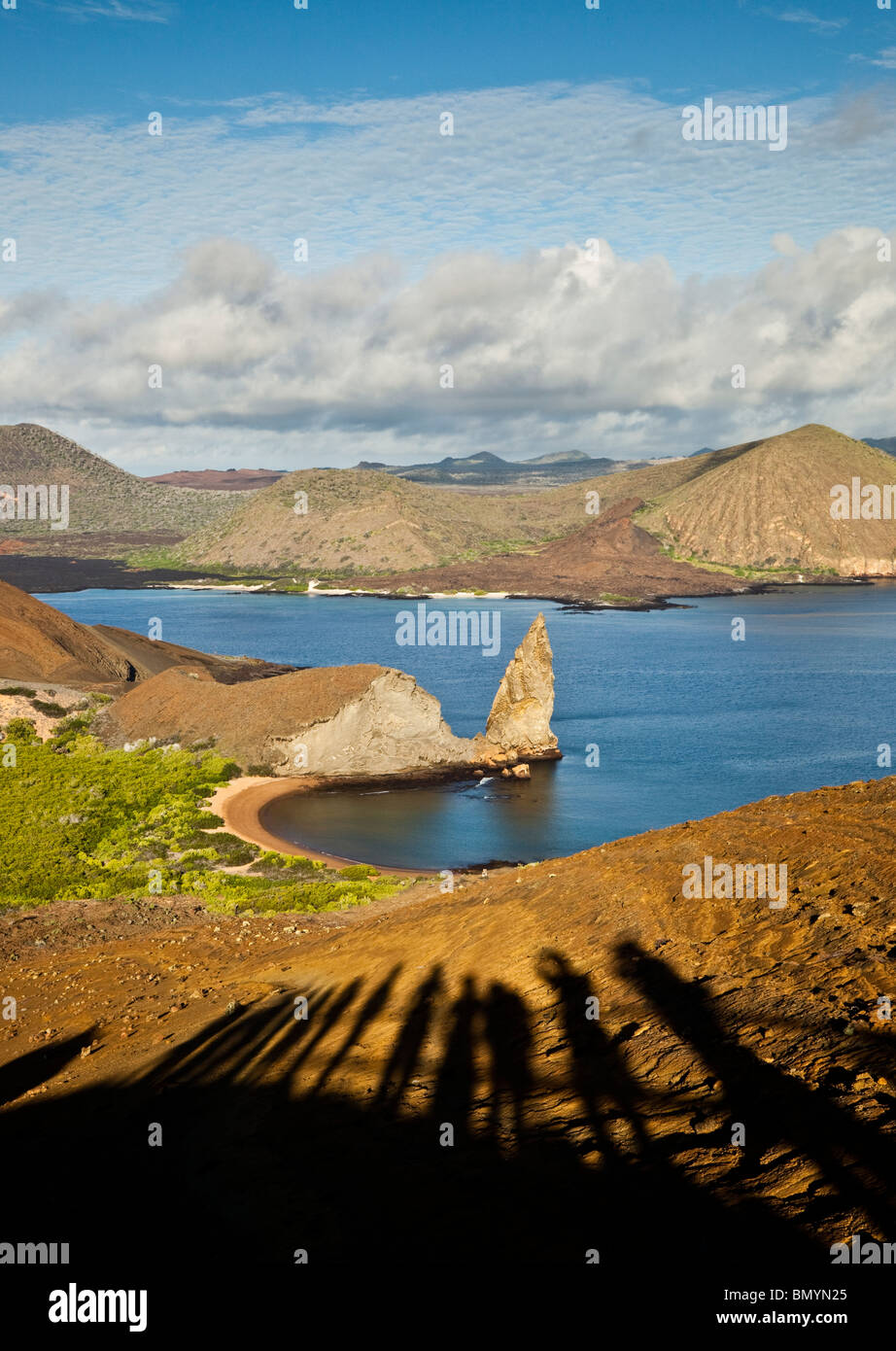 Schatten der Touristen ansehen Bartolome Insel mit San Salvador in der Ferne auf den Galápagos-Inseln Stockfoto