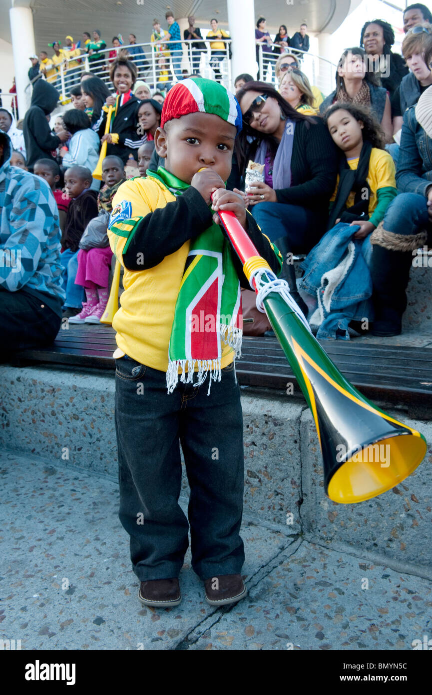 Junge mit Vuvuzelas beim public Viewing der FIFA World Cup 2010 in Kapstadt Südafrika Stockfoto