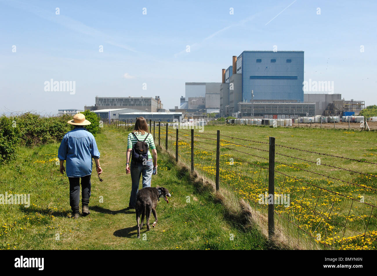 Website der vorgeschlagenen Hinkley C Kernkraftwerk mit bestehenden Kernkraftwerke hinter Stockfoto