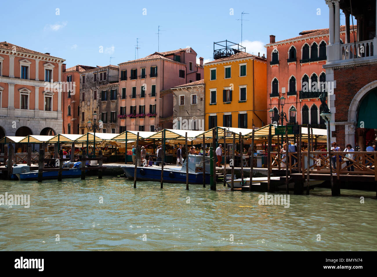 Der Markt von Rialto in Venedig gesehen vom Canal Stockfoto