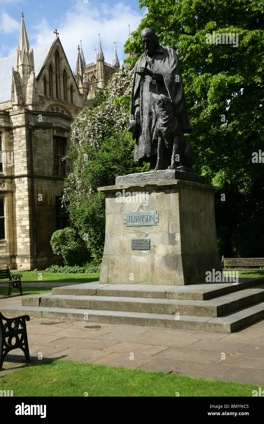 Statue, Alfred, Lord Tennyson, der Dichter auf dem Gelände der Kathedrale von Lincoln, (die Kathedrale-Kirche der gesegneten Jungfrau Ma Stockfoto