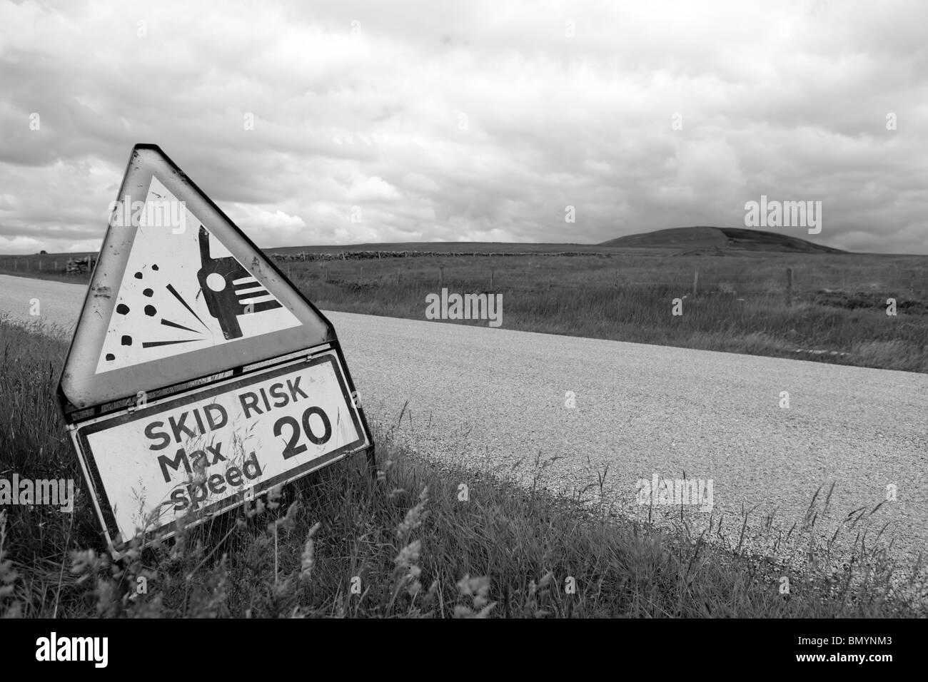 Rutschen Sie Risiko-Zeichen auf einer neu sanierten Straße in den Scottish Borders. Stockfoto