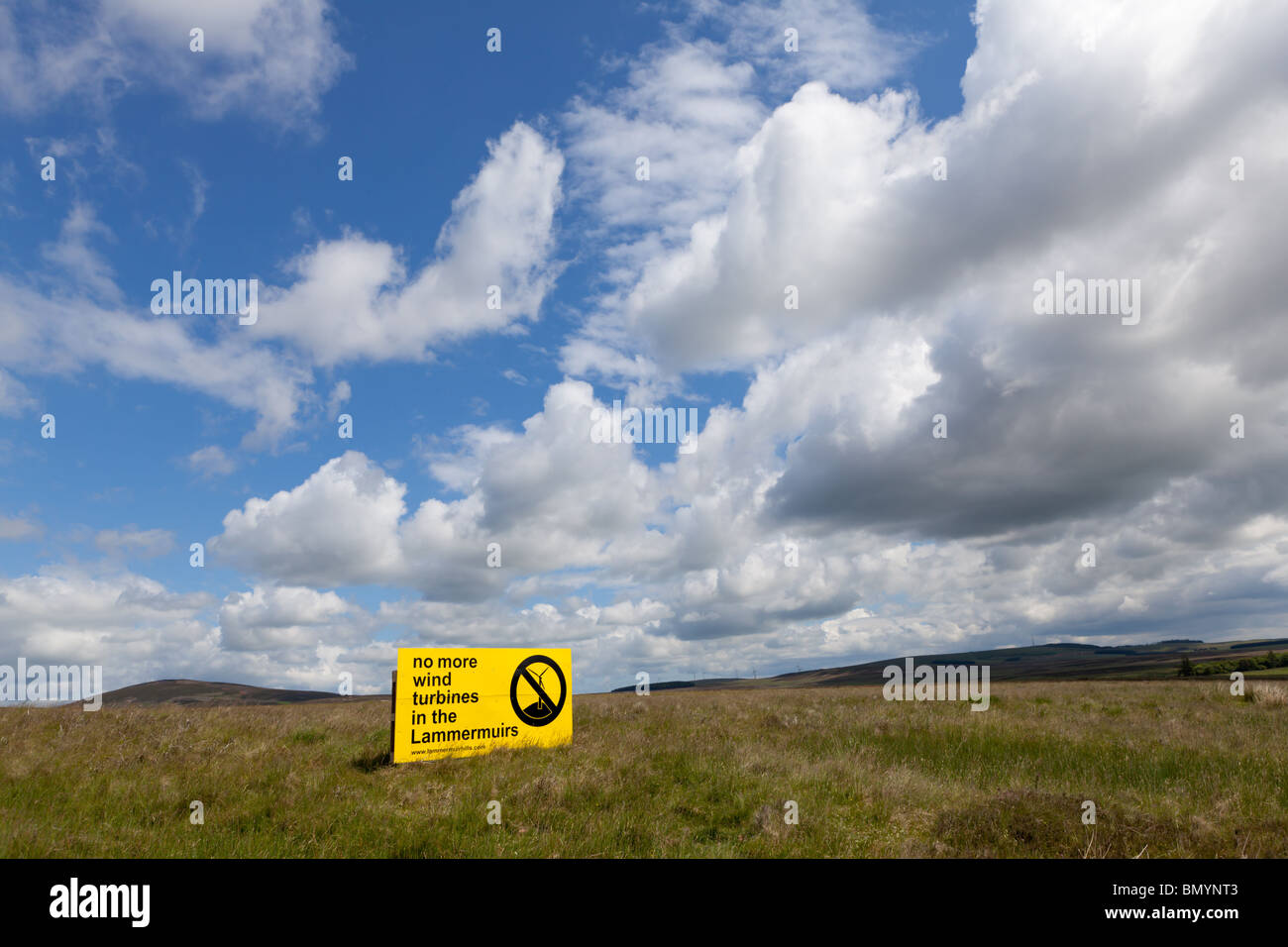 Ein Zeichen über weitere Windkraftanlagen auf die Lammermuir Hügel in den Scottish Borders protestieren Stockfoto