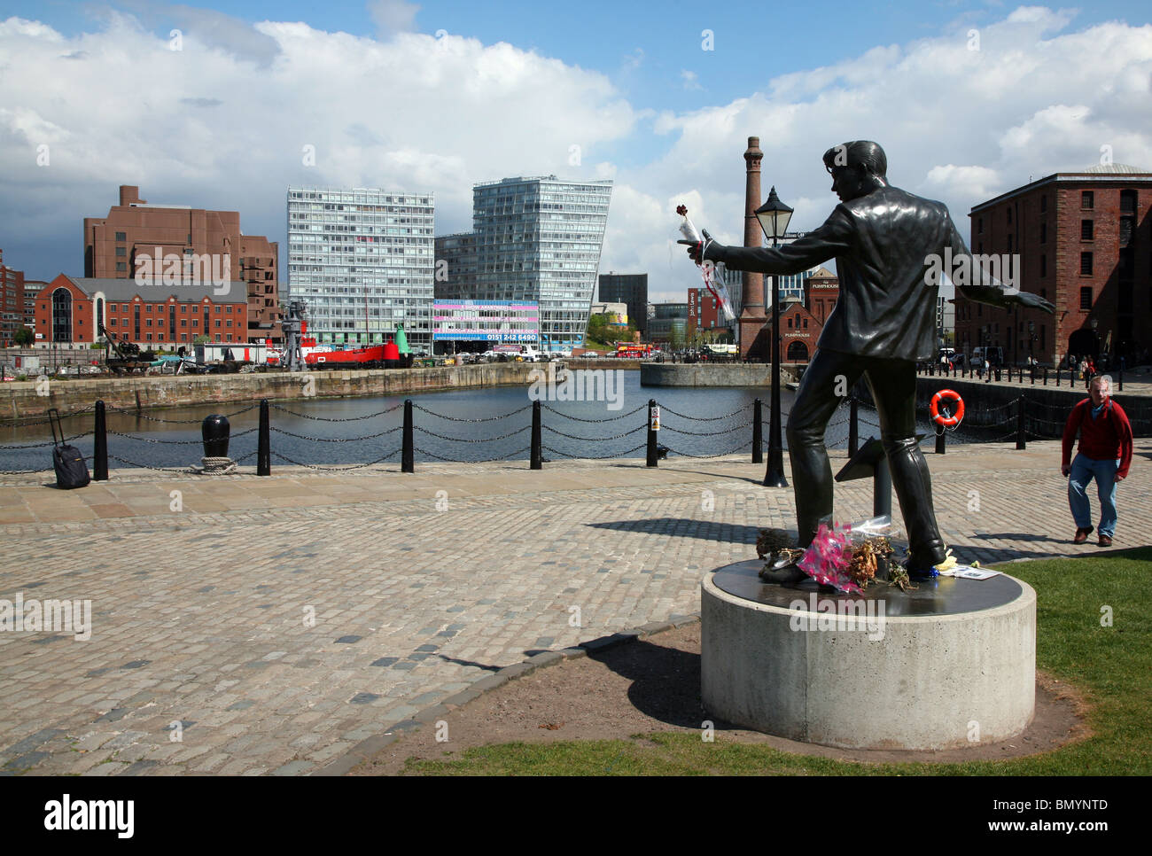 Die Statue, die Billy Fury der 1960er Jahre Rockstar mit Blick auf den Fluss Mersey am Albert Dock in der Stadt von Liverpool Stockfoto