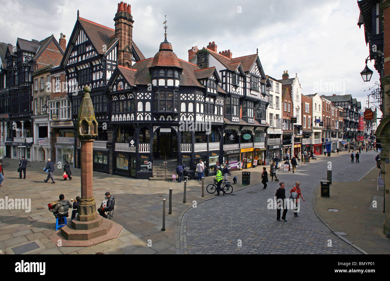 Blick auf die Zeilen an der Ecke von Bridge Street und Eastgate Street in der historischen Stadt Chester Stockfoto