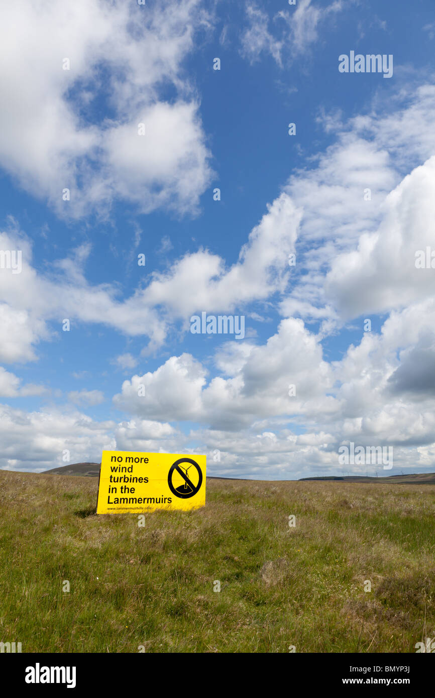Ein Zeichen über weitere Windkraftanlagen auf die Lammermuir Hügel in den Scottish Borders protestieren Stockfoto