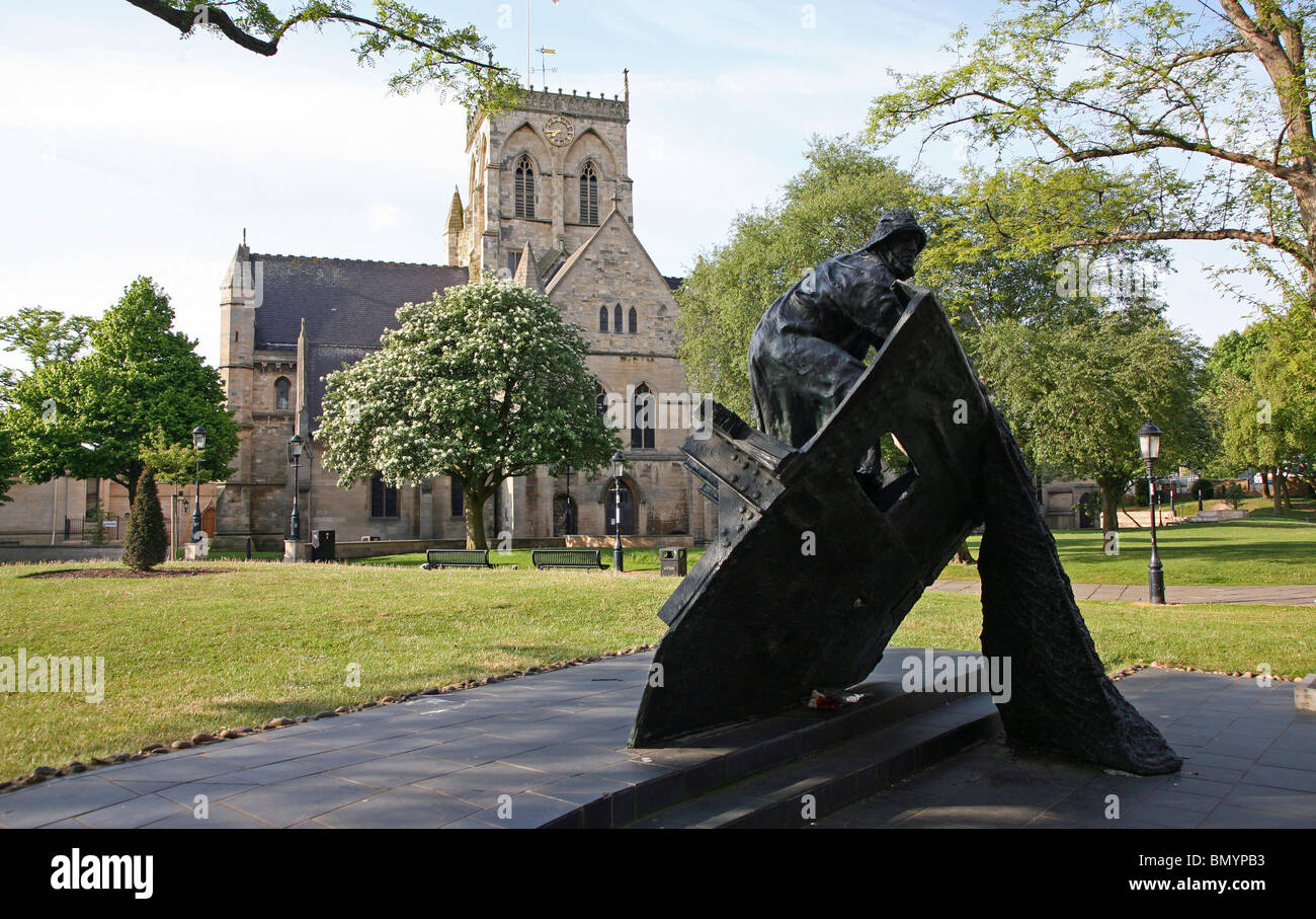 Fishermens Denkmal auf dem Gelände des St. James Church in der Nähe von Grimsby Town Center Stockfoto