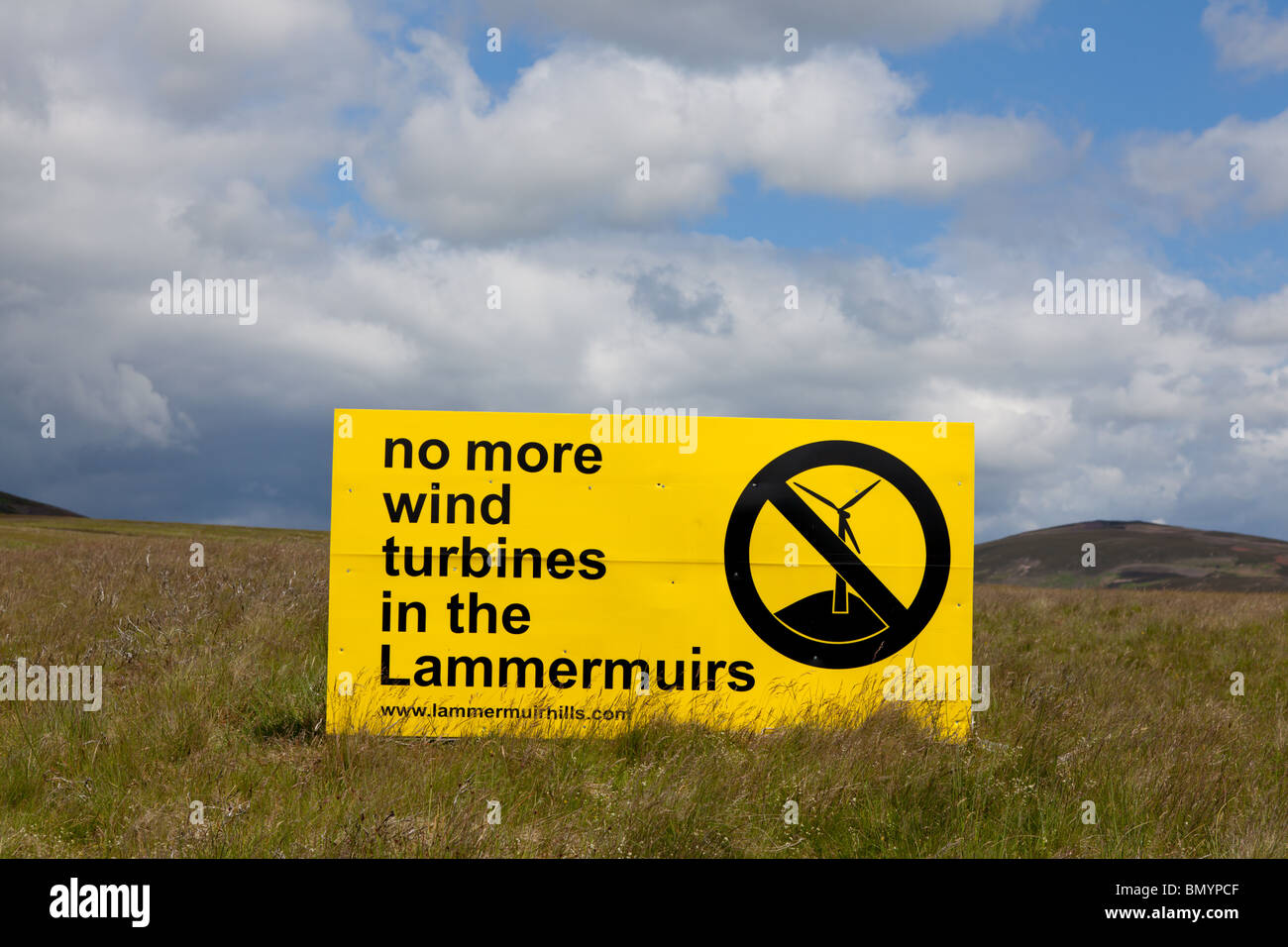 Ein Zeichen über weitere Windkraftanlagen auf die Lammermuir Hügel in den Scottish Borders protestieren Stockfoto
