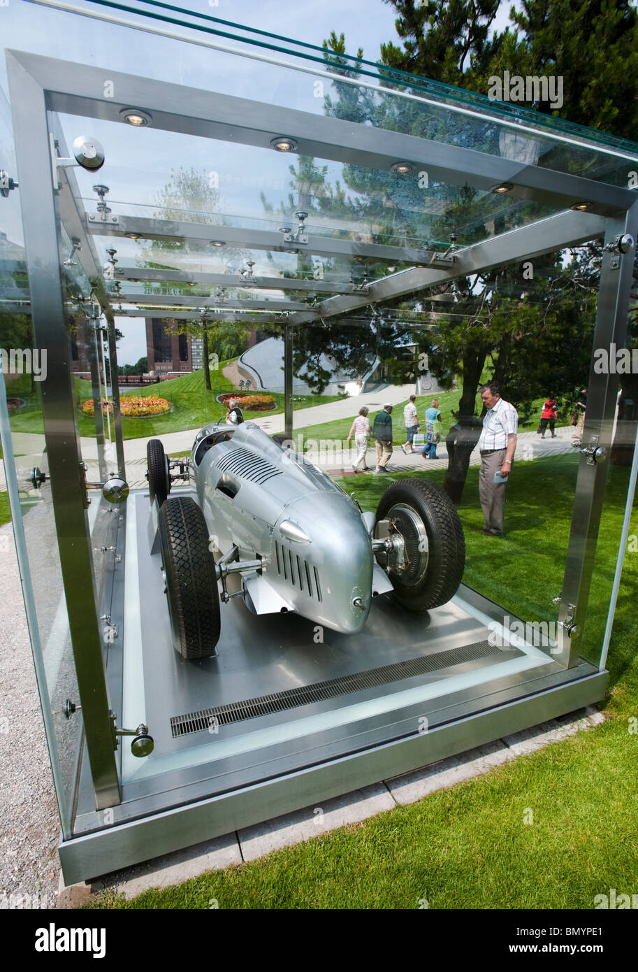Antike Audi Rennwagen in Glasvitrine bei Volkswagen Autostadt oder Autostadt in Wolfsburg Deutschland Stockfoto