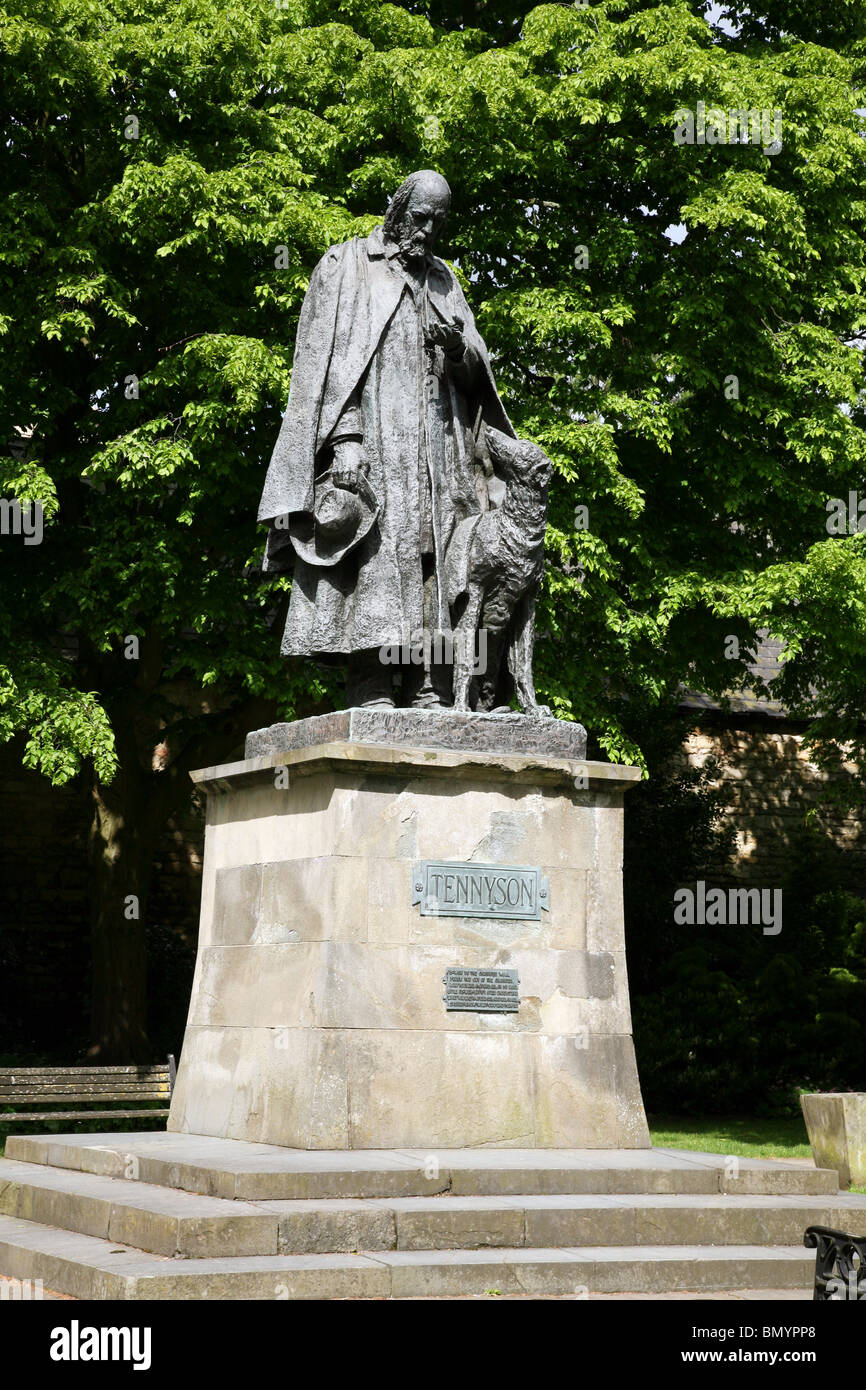 Statue, Alfred, Lord Tennyson, der Dichter auf dem Gelände der Kathedrale von Lincoln, (die Kathedrale-Kirche der gesegneten Jungfrau Ma Stockfoto