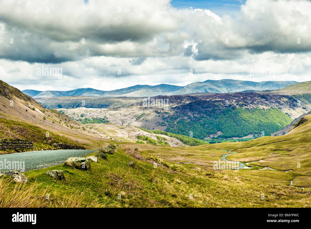 Honister Pass, Lake District Mountain Road, Cumbria, England, Großbritannien - Blick in Richtung Borrowdale Stockfoto