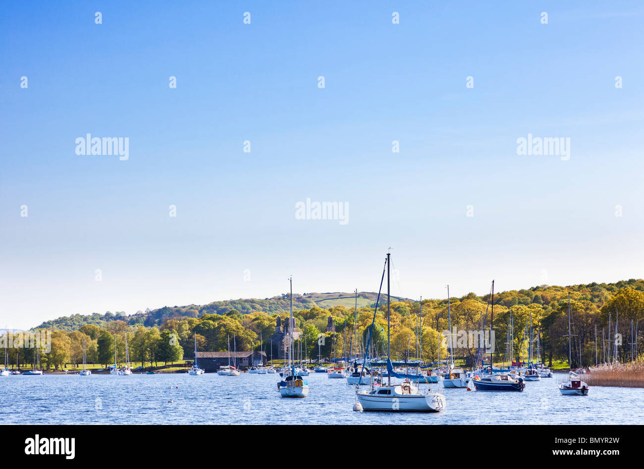 Boote im Segelclub am Coniston Water, Lake District Cumbria England UK Stockfoto