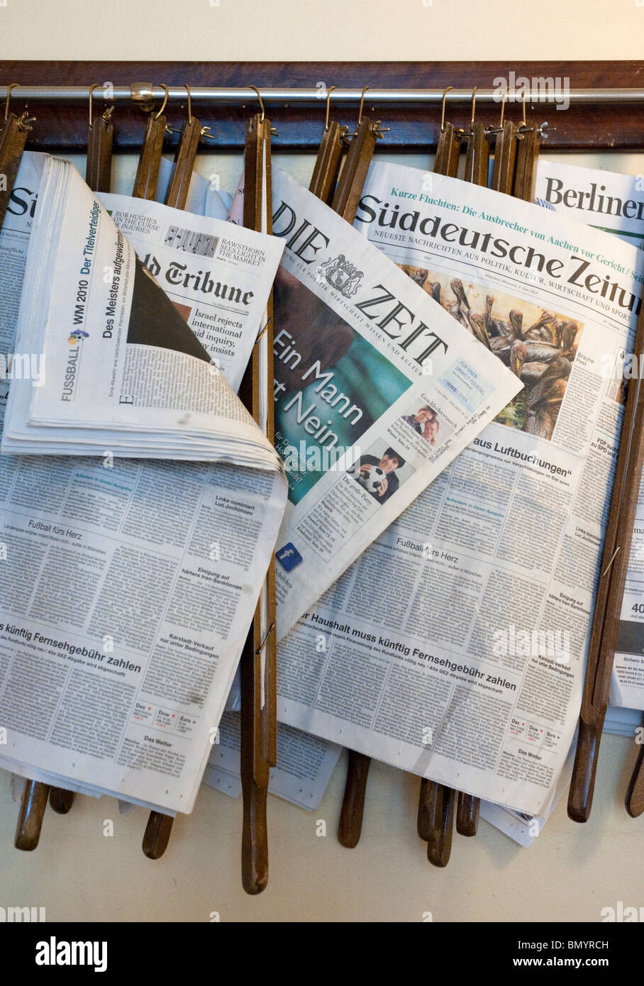 Zeitungen hängen Rack im berühmten Café Einstein in Charlottenburg in Berlin Deutschland Stockfoto