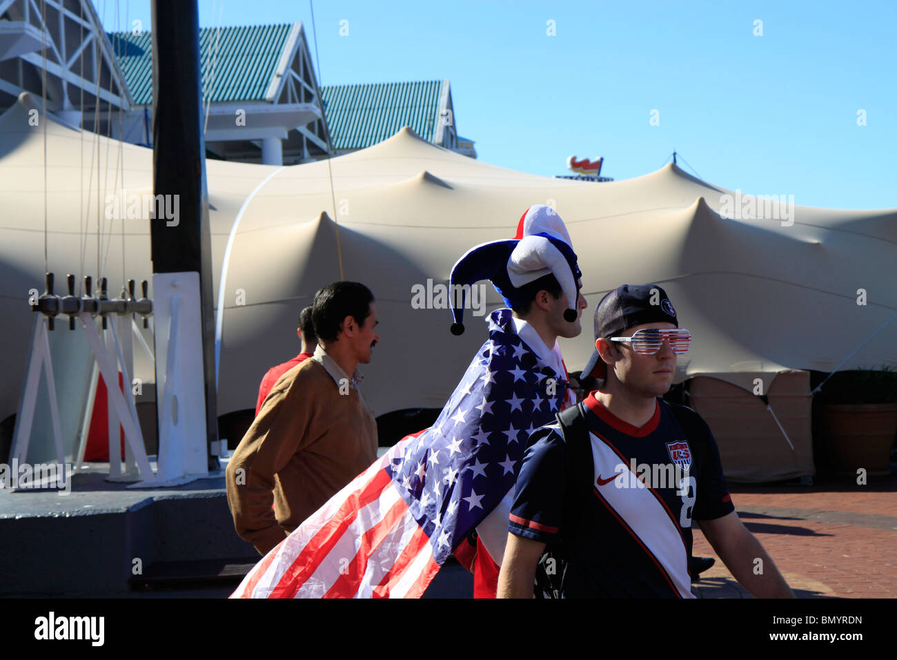 Amerikanischer Fußball-Fans bei der V & A Waterfront während der FIFA WM 2010. Stockfoto