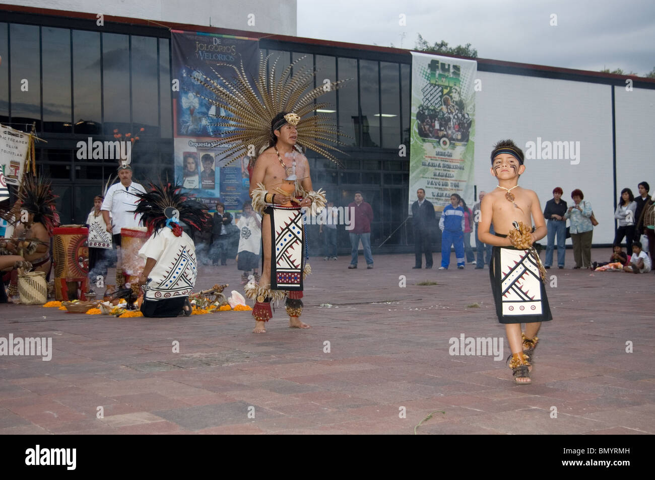 Mexikanische junge mit einer Gruppe von traditionellen Prehispanic Tanz Stockfoto