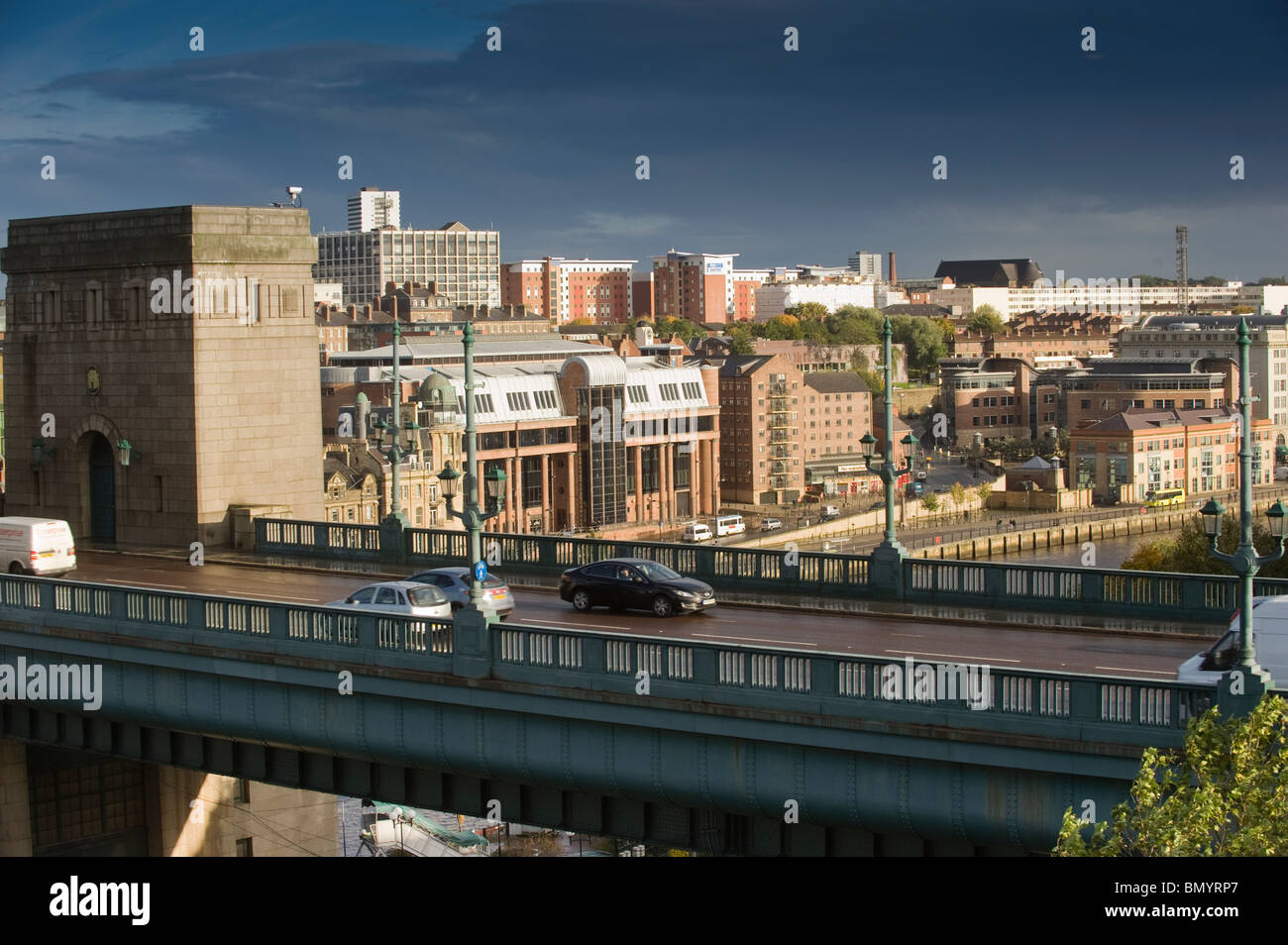 Tyne Bridge Einstiegspunkt mit Newcastle Quayside im Hintergrund Stockfoto