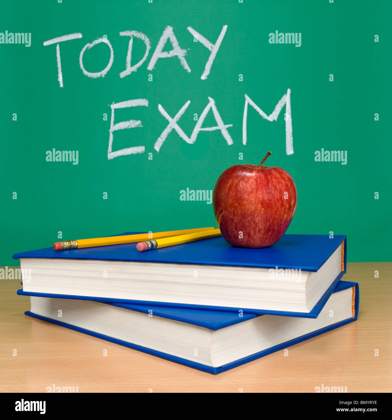 Heute Prüfung auf eine Tafel geschrieben. Bücher, Stifte und einen Apfel im Vordergrund. Stockfoto