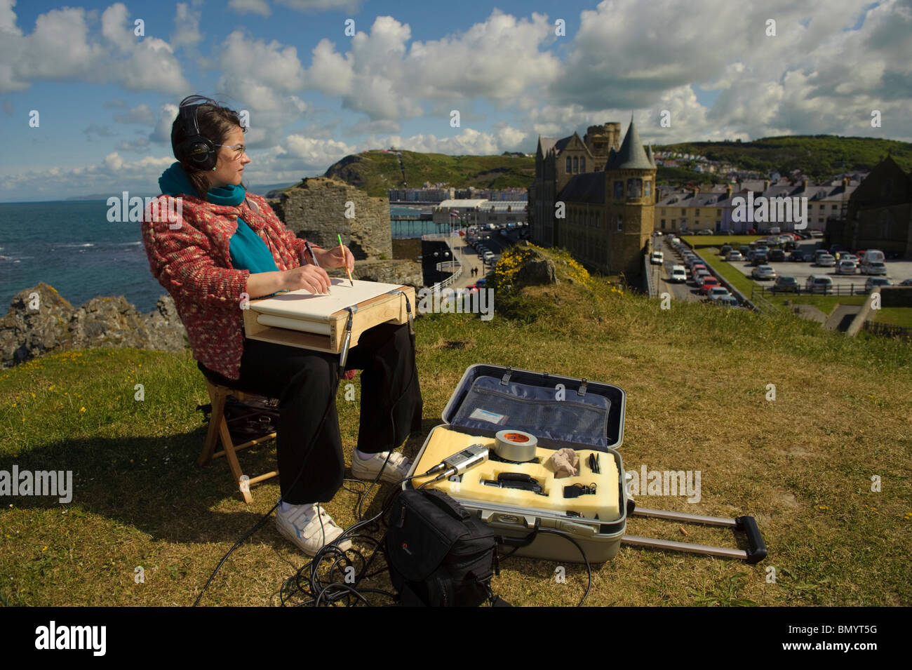 Eine Frau, die Aufnahme ihre Eindrücke von Möwe Sounds für eine One-Woman-Performance auf verschiedenen regionalen Akzenten, die sie haben, UK Stockfoto
