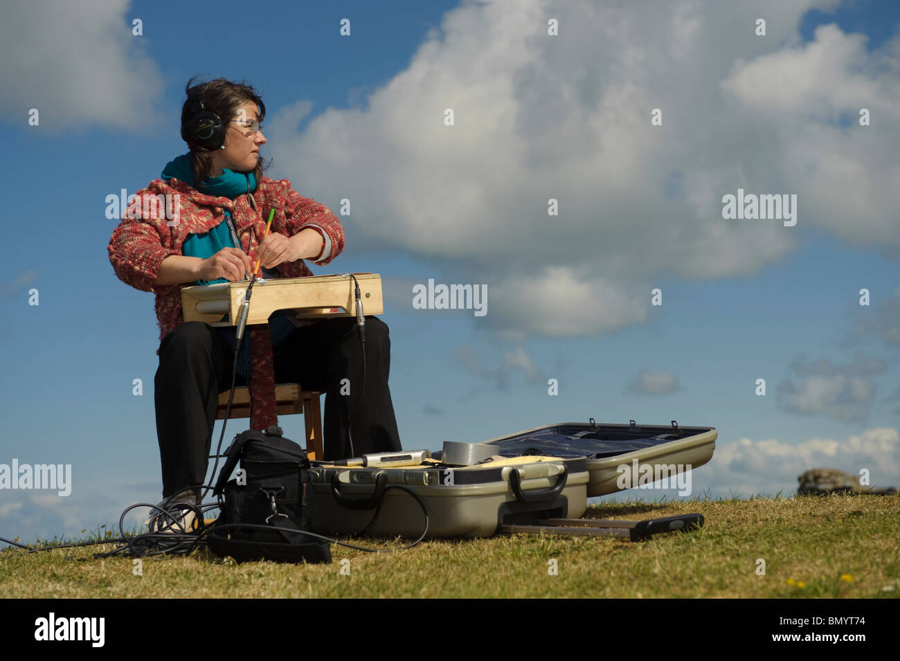 Eine Frau, die Aufnahme ihre Eindrücke von Möwe Sounds für eine One-Woman-Performance auf verschiedenen regionalen Akzenten, die sie haben, UK Stockfoto
