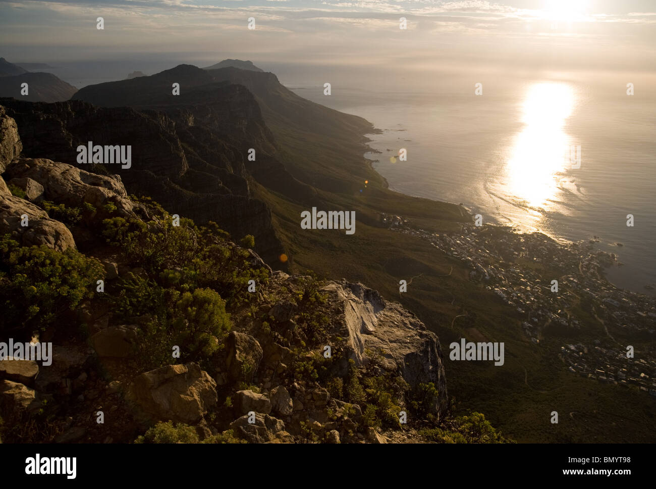 Sonnenuntergang über dem Ozean vom Table Mountain top Stockfoto