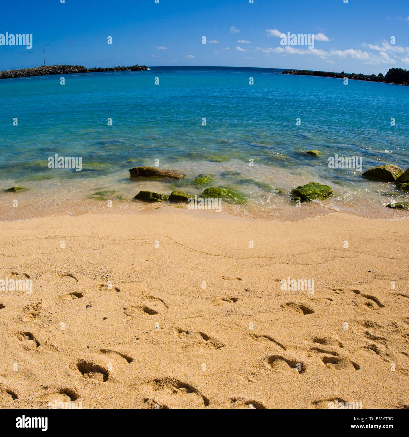 Quadratische Komposition von Spuren am Strand Stockfoto