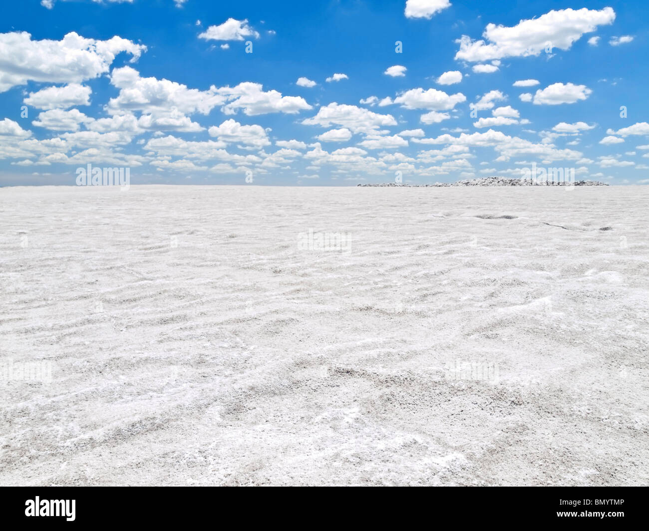 Große, offene Salzbergwerk unter einem strahlend blauen Himmel. Stockfoto