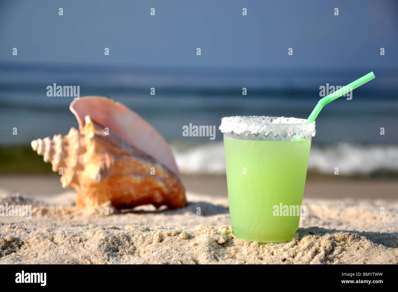Margarita am Strand mit Muschel im Hintergrund. Stockfoto