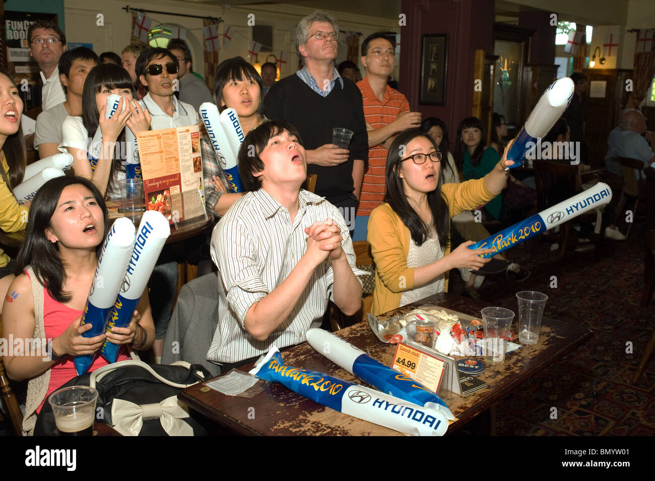 Unruhigen südkoreanische Fußballfans beobachten ihre Mannschaft spielen Nigeria in einem Londoner Pub, New Malden 2010 UK Stockfoto