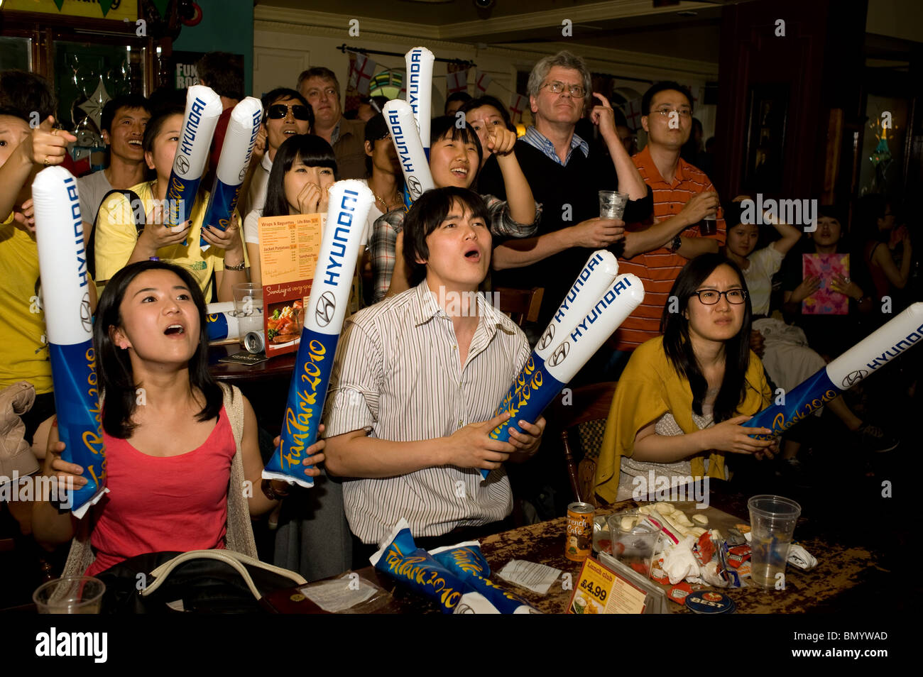 Südkoreanische Fußballfans beobachten ihre World Cup Team spielen Nigeria in einem Londoner Pub, New Malden 2010 UK Stockfoto