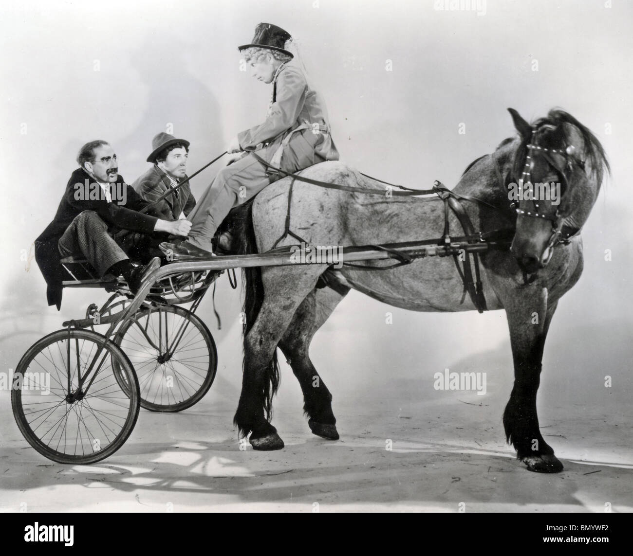 Ein DAY AT THE RACES - 1937 MGM Film mit den Marx Brothers aus l: Groucho, Chico und Harpo Stockfoto