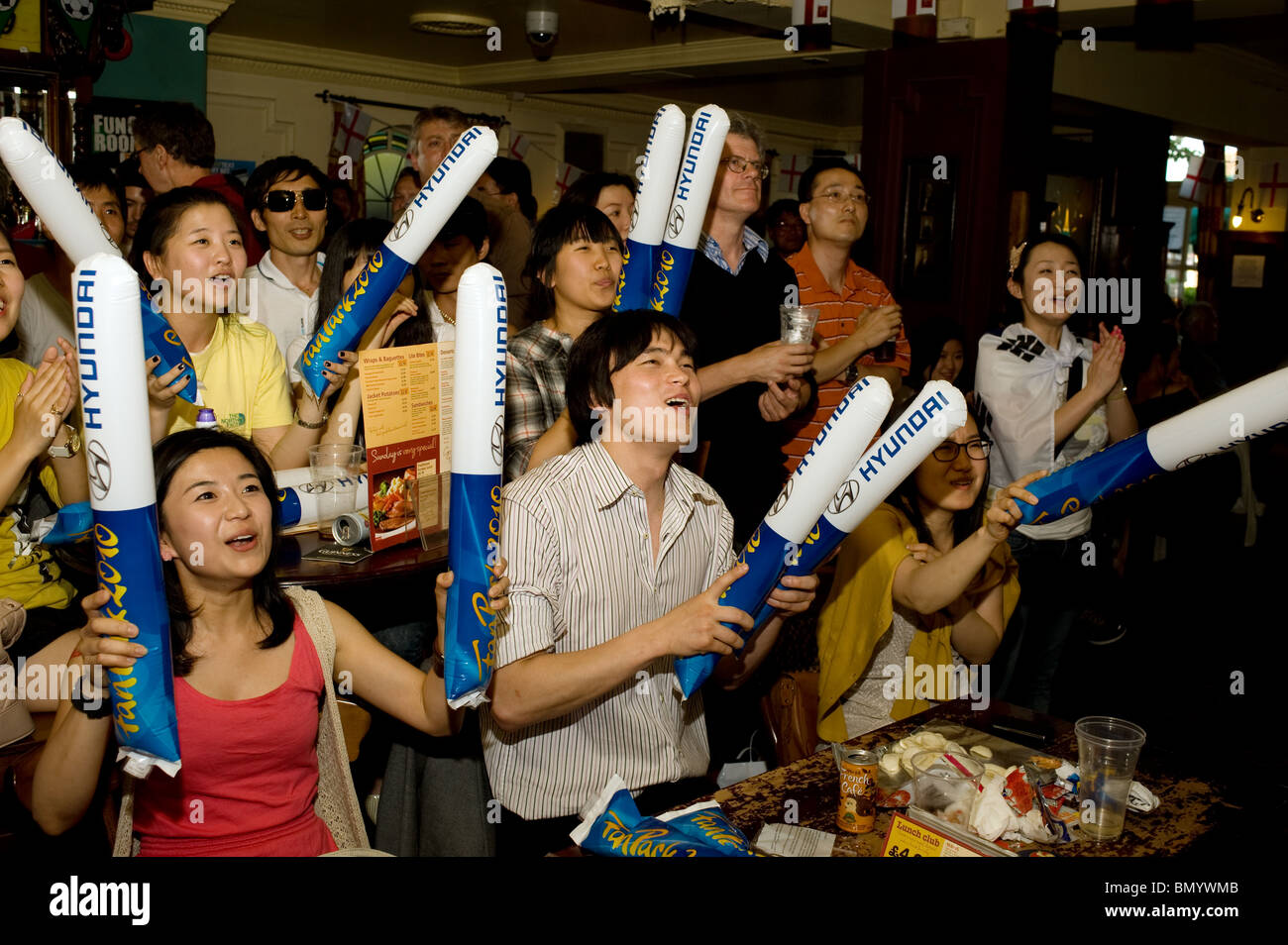 Südkoreanische Fußballfans beobachten ihre World Cup Team spielen Nigeria in einem Londoner Pub, New Malden 2010 UK Stockfoto