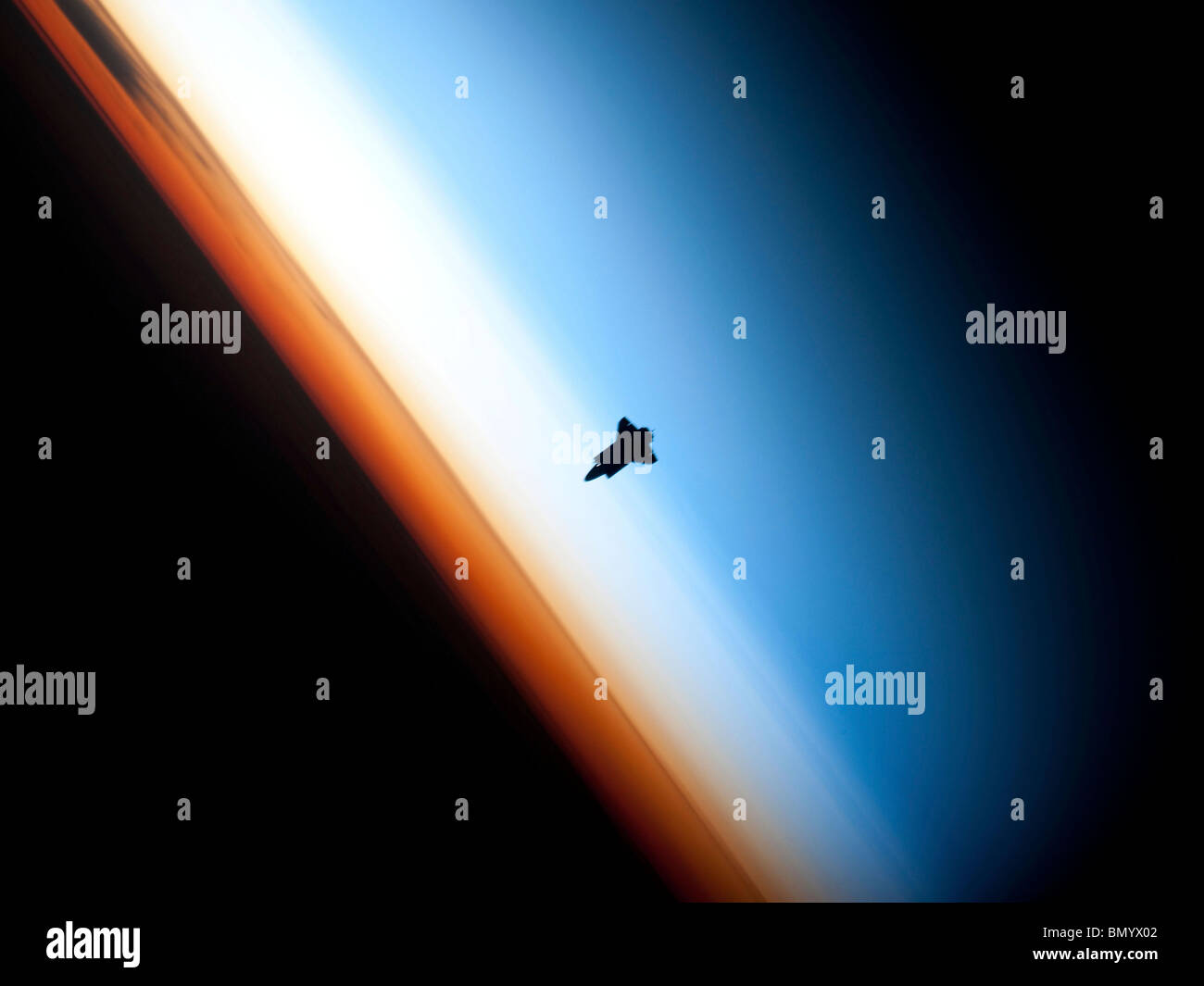9. Februar 2010 - Silhouette des Space Shuttle Endeavour über bunte Horizont der Erde. Stockfoto