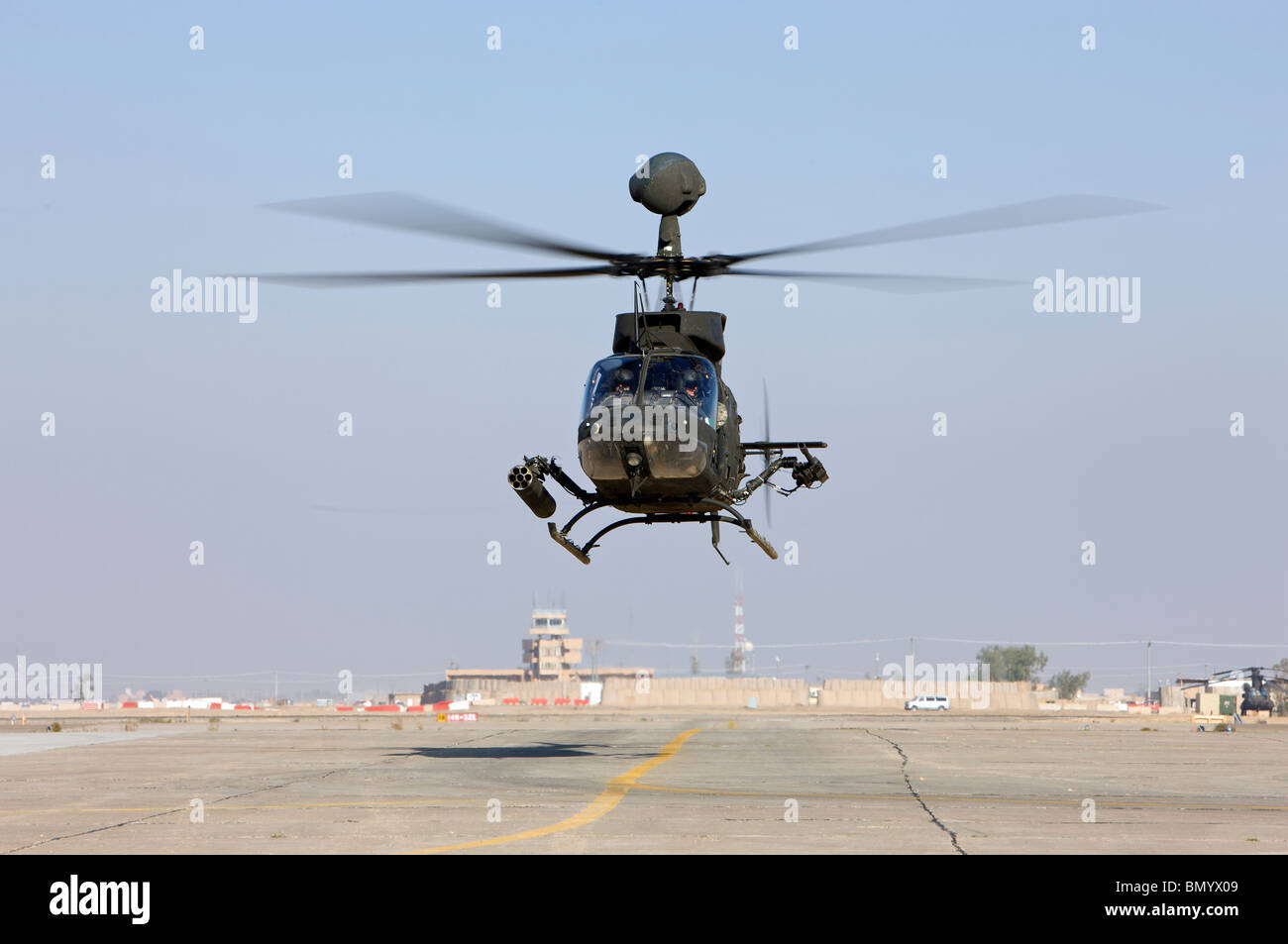 Ein OH - 58D Kiowa Warrior schwebt über der Flightline am Camp Speicher, Irak. Stockfoto