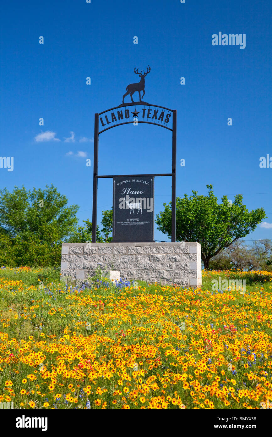 Ein modernen Zeichen und Wildblumen für die Stadt von Llano, Texas, USA. Stockfoto