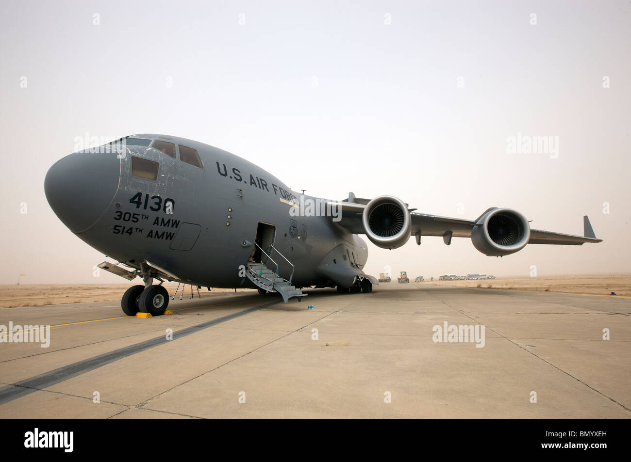 Eine c-17 Globemaster III befindet sich auf der Piste mit COB Speicher, Irak. Stockfoto