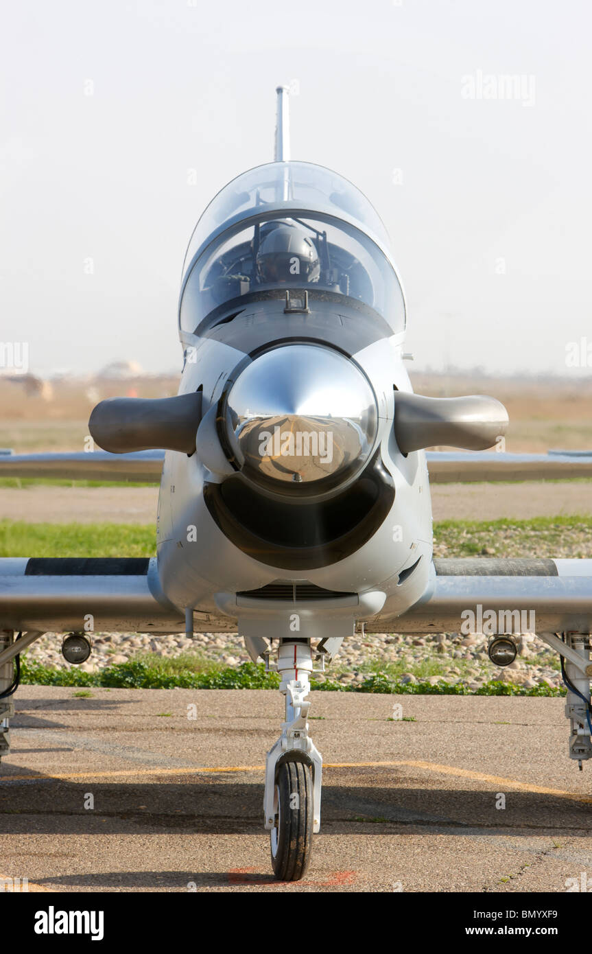 Piloten führen Sie eine Preflight-Prüfung auf ihrem t-6 Texan Schulflugzeug. Stockfoto