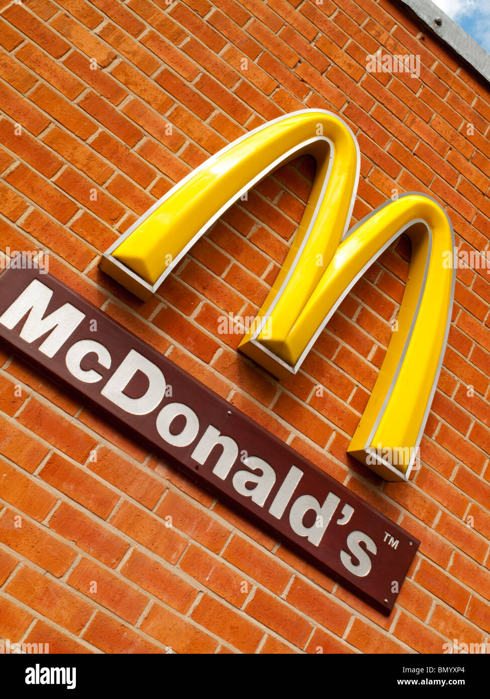 McDonalds Fastfood Restaurant Schild an Wand zeigt die Firma Logo und der Marke Stockfoto