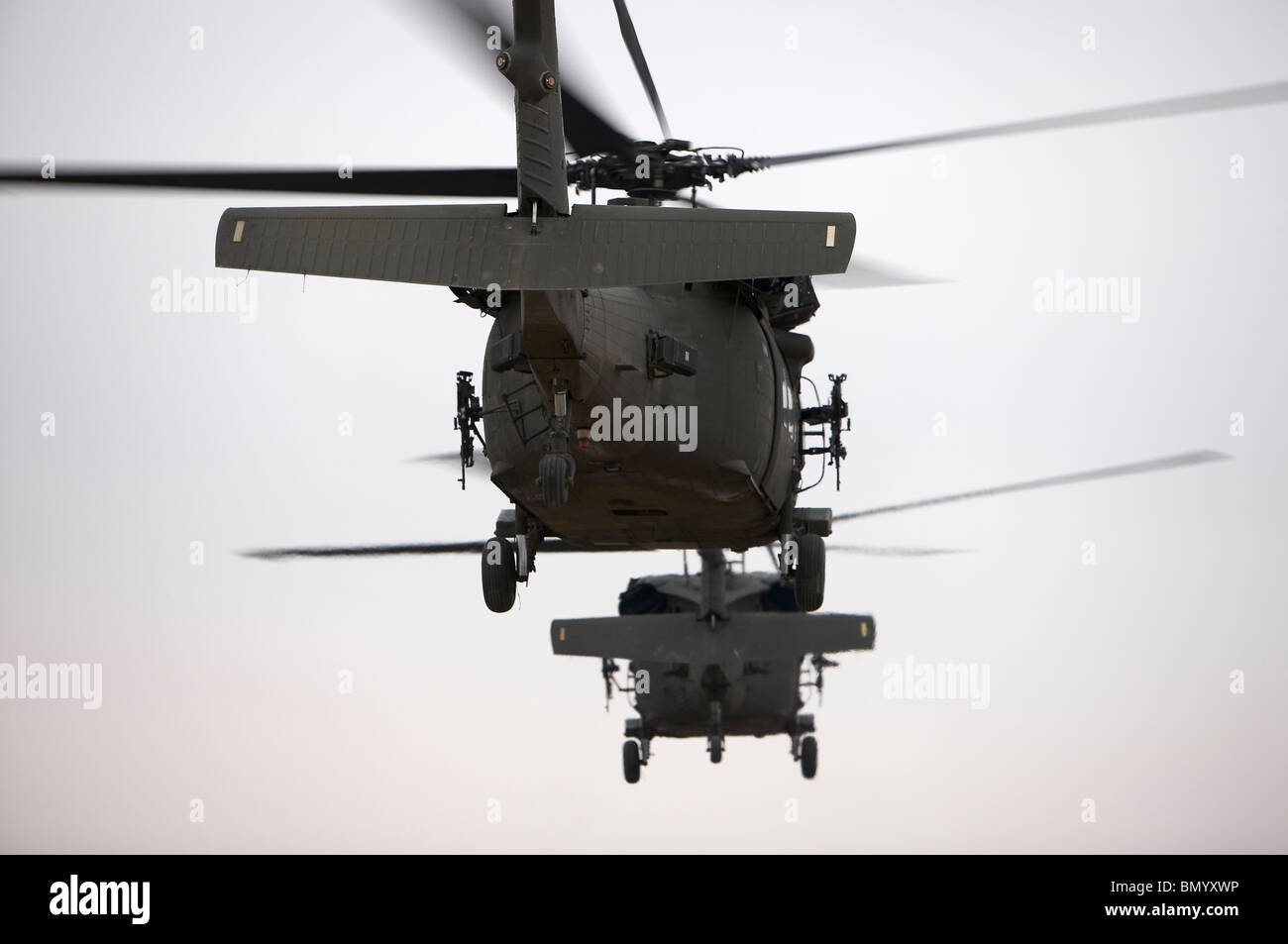 Zwei UH-60 Black Hawks im Gange auf einer Mission in Nordirak. Stockfoto