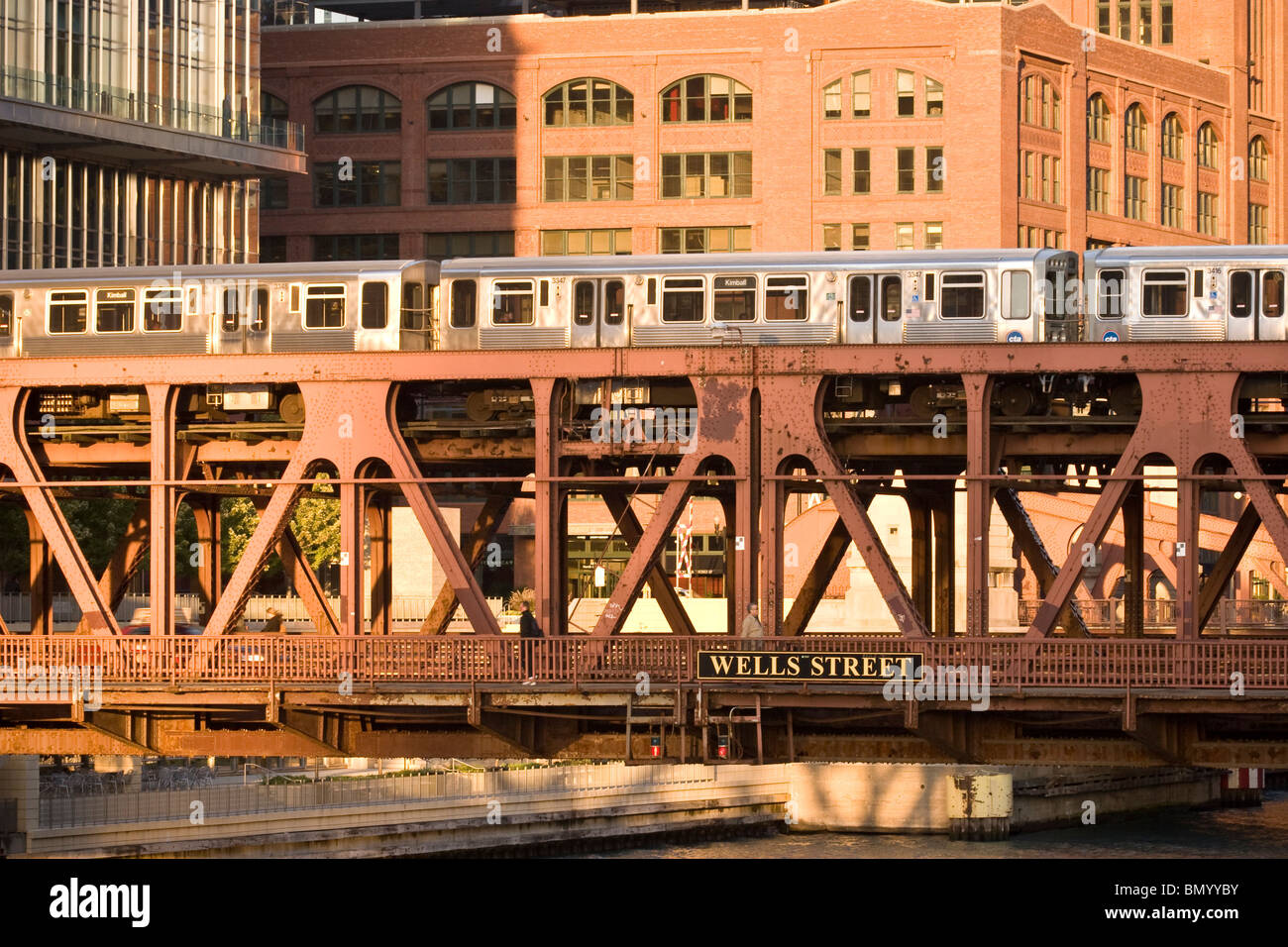 Chicago erhöhten Zug über Wells Street Bridge Stockfoto