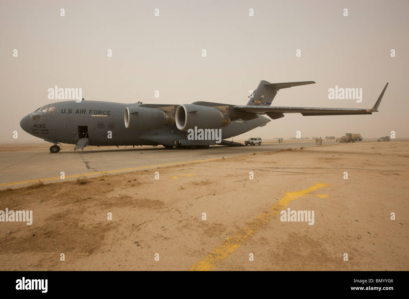 Eine c-17 Globemaster III befindet sich auf der Piste mit COB Speicher, Irak. Stockfoto