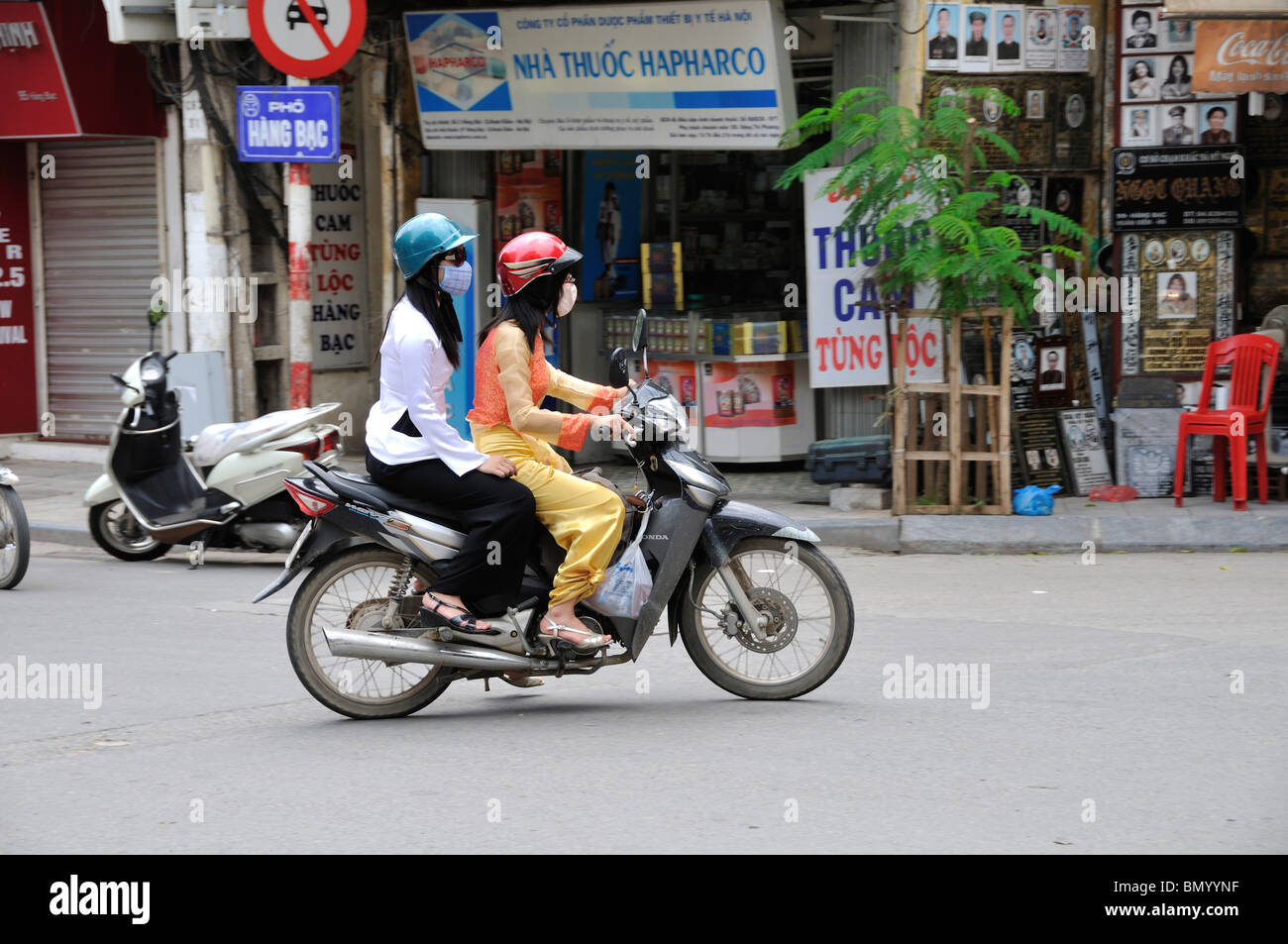 Frauen am Motorrad, Altstadt, Hanoi, Vietnam Stockfoto