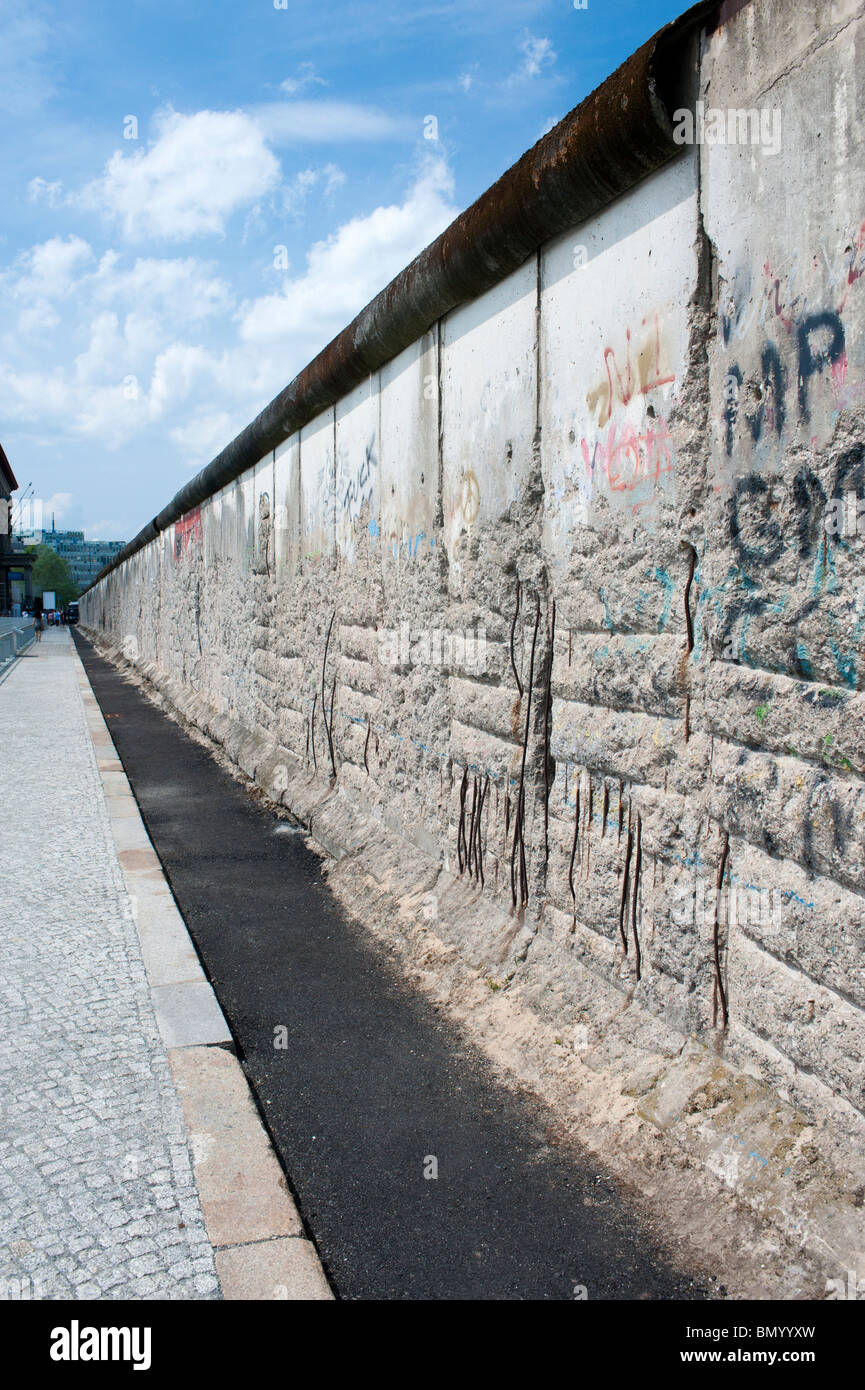 Ursprünglichen Abschnitt der Berliner Mauer im ehemaligen Hauptquartier der Gestapo im Besucherzentrum der Topographie des Terrors in Berlin Deutschland Stockfoto