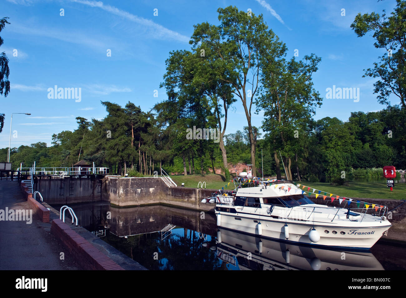 Boot vor Anker in Gunthorpe Lock in Nottinghamshire Stockfoto