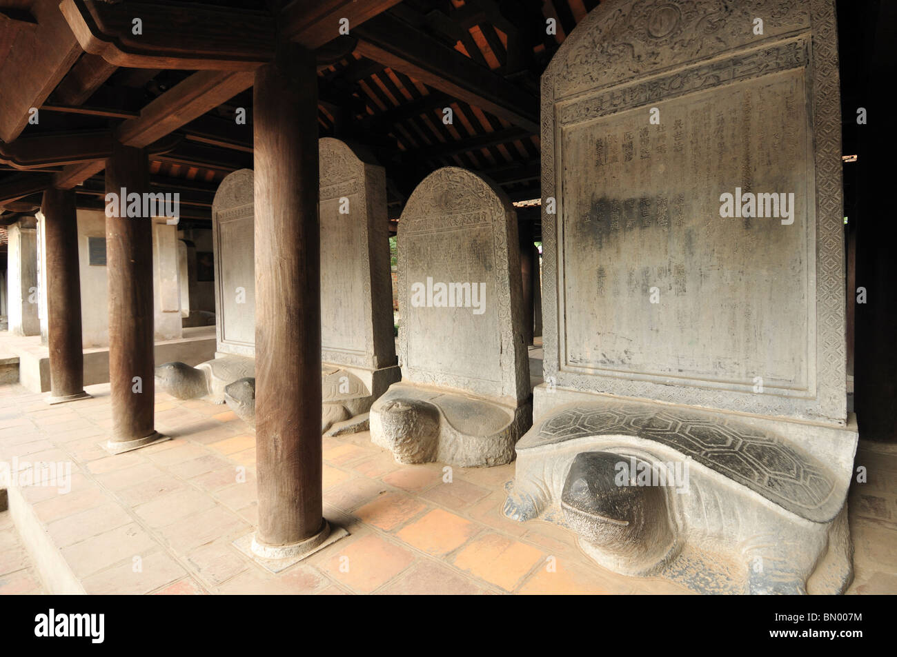 Stein-Stelen auf Schildkröten, Temple of Literature, Van Mieu, Hanoi, Vietnam Stockfoto