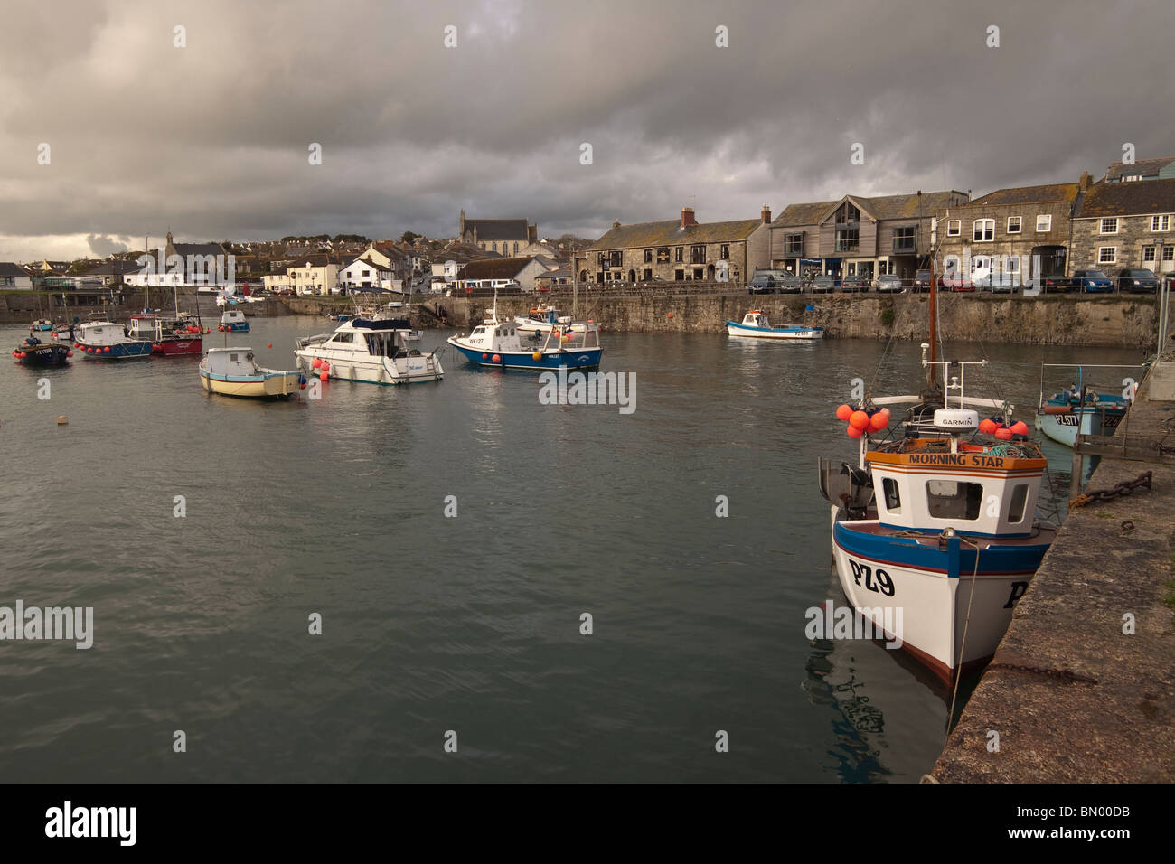 Abend-Blick über den Hafendamm Harbour, Cornwall Stockfoto